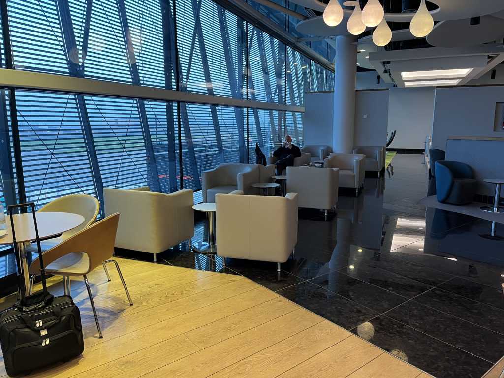 Neil Scrivener reviews the Aer Lingus Lounge for Business Class passengers a London Heathrow Terminal 2. LHR.