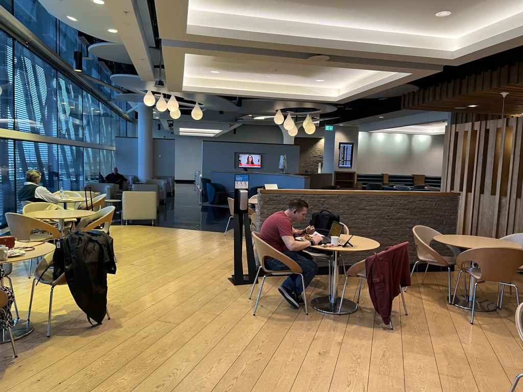 Neil Scrivener reviews the Aer Lingus Lounge for Business Class passengers a London Heathrow Terminal 2. LHR.