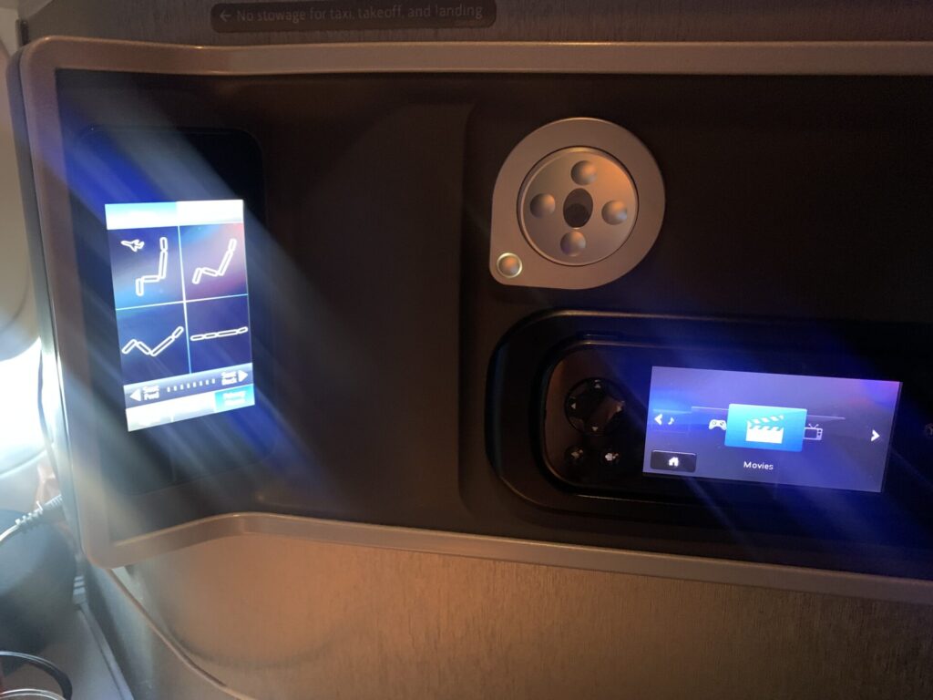 Neil Scrivener reviews the American Airlines Flagship Business seat in a forward-facing cabin, on the Boeing 777. 