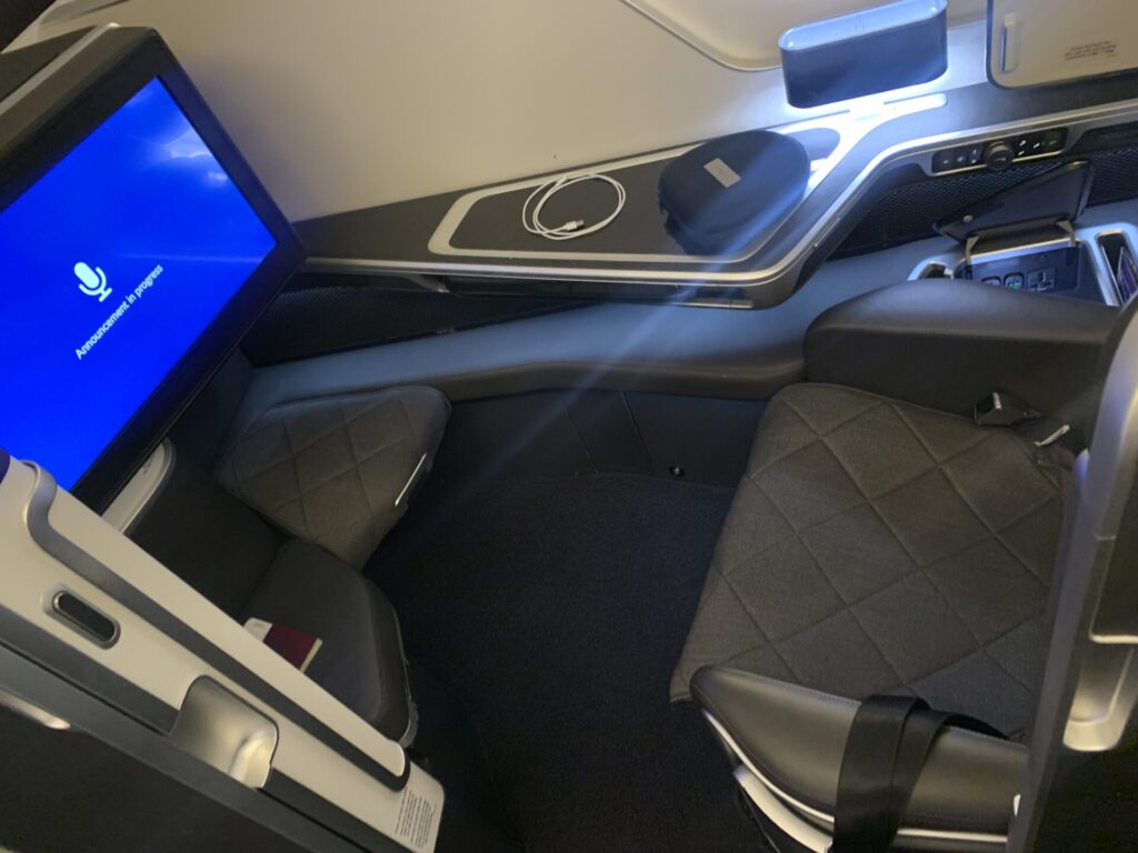 Neil Scrivener reviews British Airways First / First Class Cabin on their Boeing 777-300ER from LAX to LHR