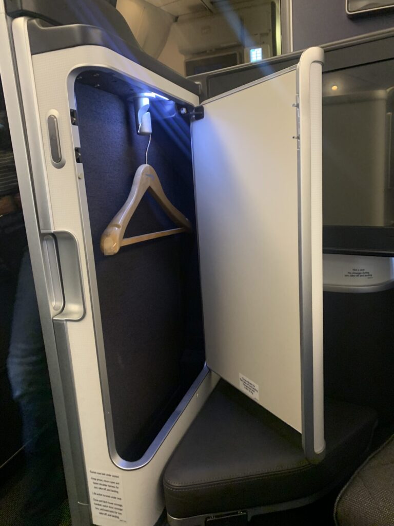 Neil Scrivener reviews British Airways First / First Class Cabin on their Boeing 777-300ER from LAX to LHR