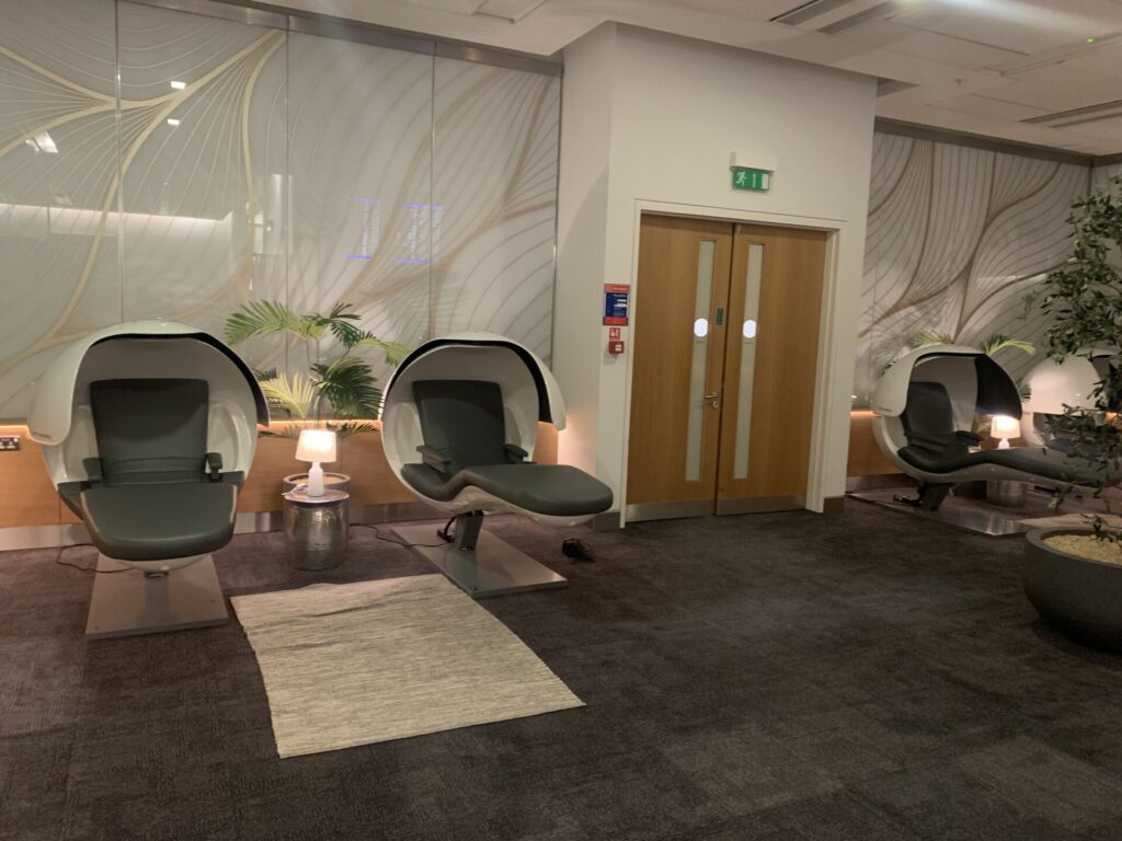 Flying Business reviews British Airways Galleries First Lounge, available to OneWorld Members and those traveling in First Class. 