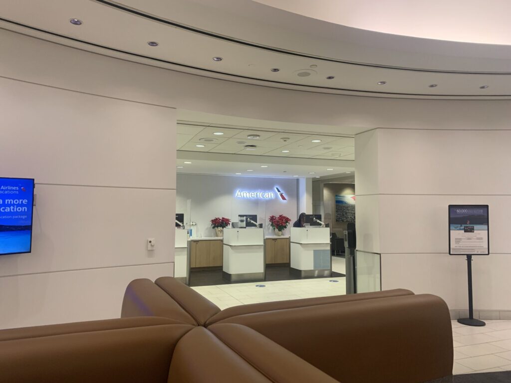 Neil Scrivener reviews the American Airlines Admirals Club Terminal 5, at Los Angeles International Airport (LAX)