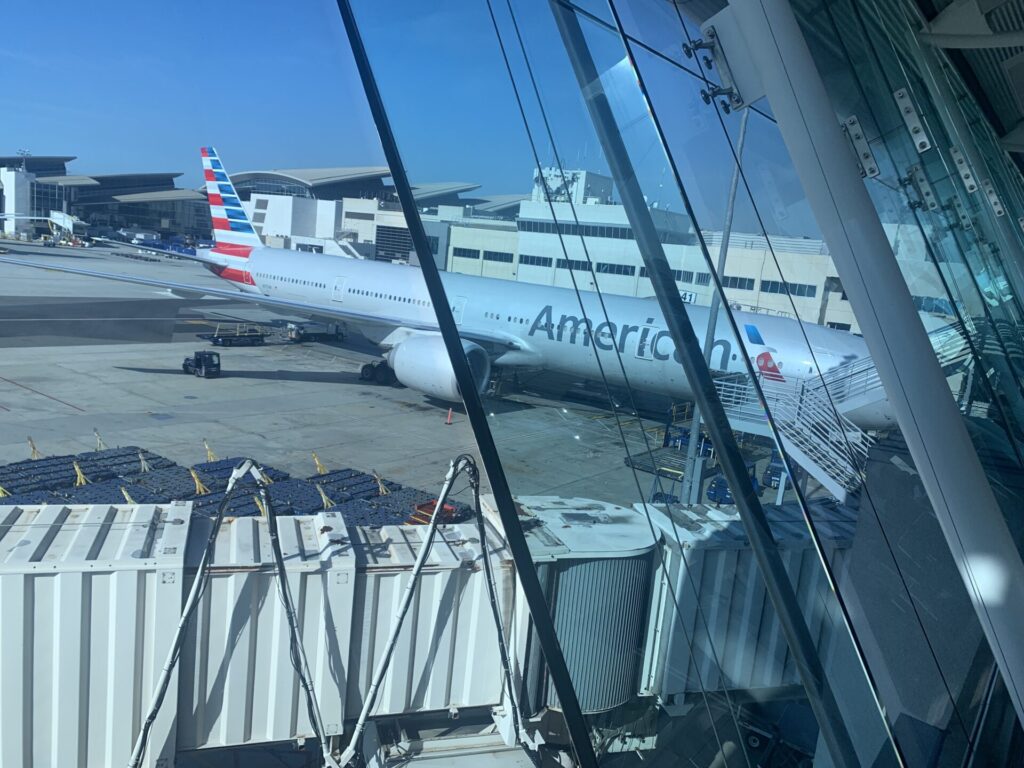 Flying Business reviews the American Airlines Admirals Club at Los Angeles Airport (LAX) Terminal 4 for OneWorld members.