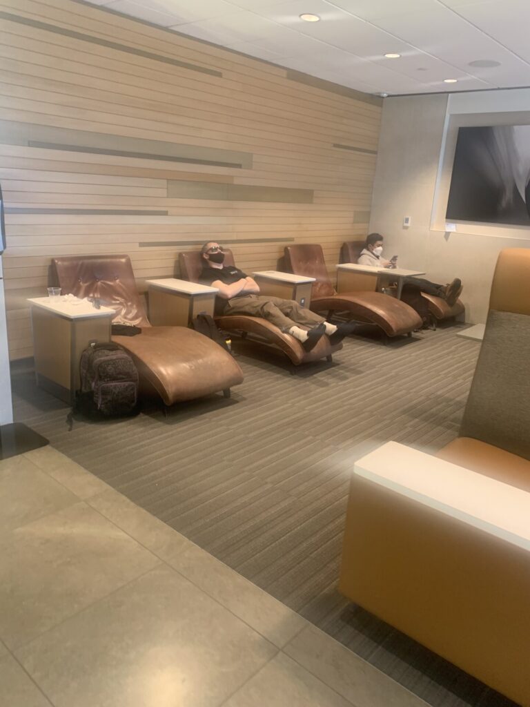 Flying Business reviews the American Airlines Admirals Club at Los Angeles Airport (LAX) Terminal 4 for OneWorld members.