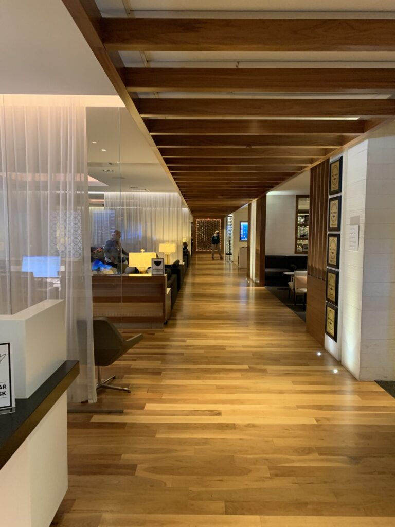 Flying Business reviews the Star Alliance Lounge at Terminal B (Tom Bradley), Los Angeles International Airport (LAX), for Star Alliance Members.