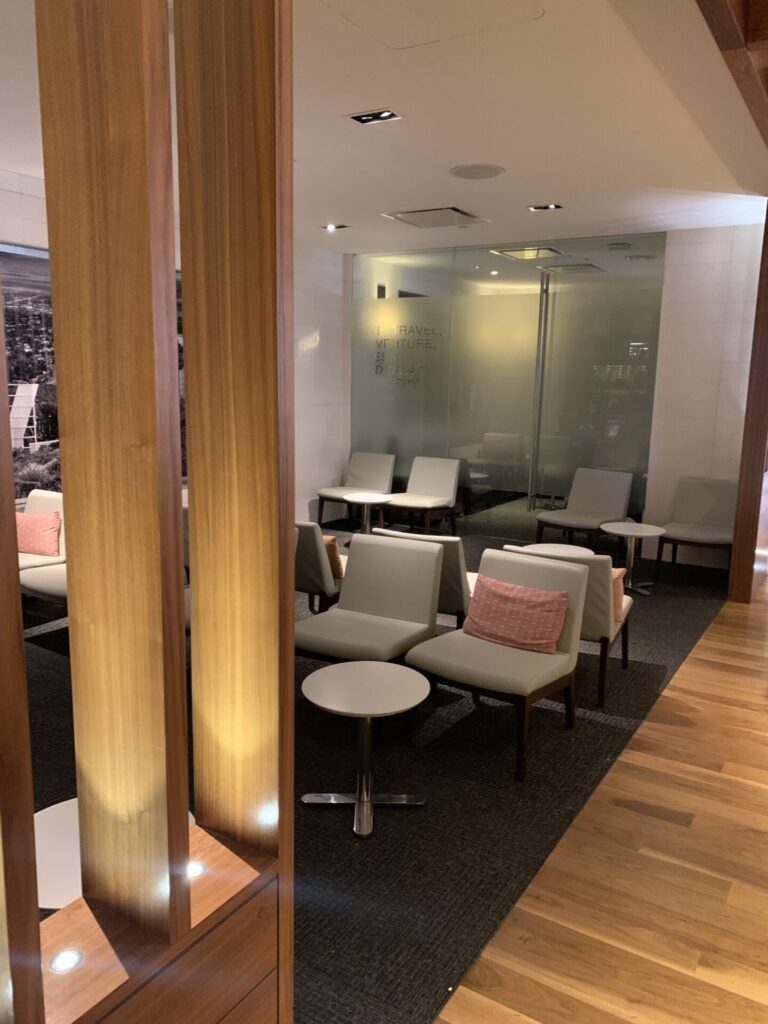 Flying Business reviews the Star Alliance Lounge at Terminal B (Tom Bradley), Los Angeles International Airport (LAX), for Star Alliance Members.