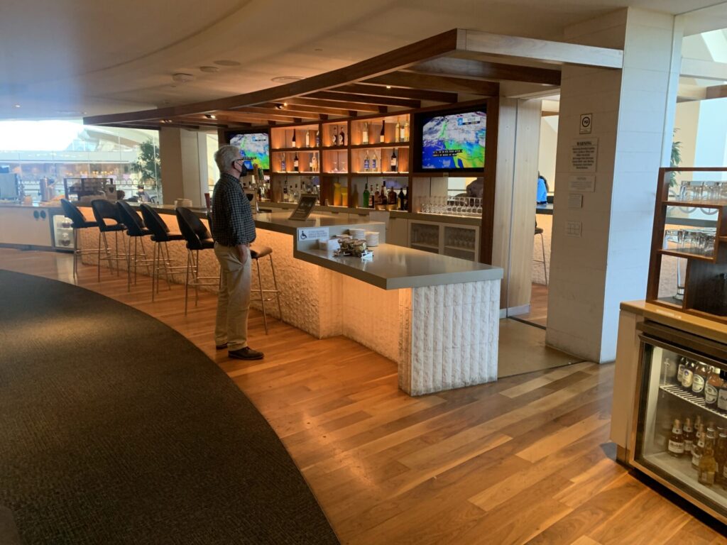 Flying Business reviews the Star Alliance Lounge at Terminal B (Tom Bradley), Los Angeles International Airport (LAX), for Star Alliance Members.