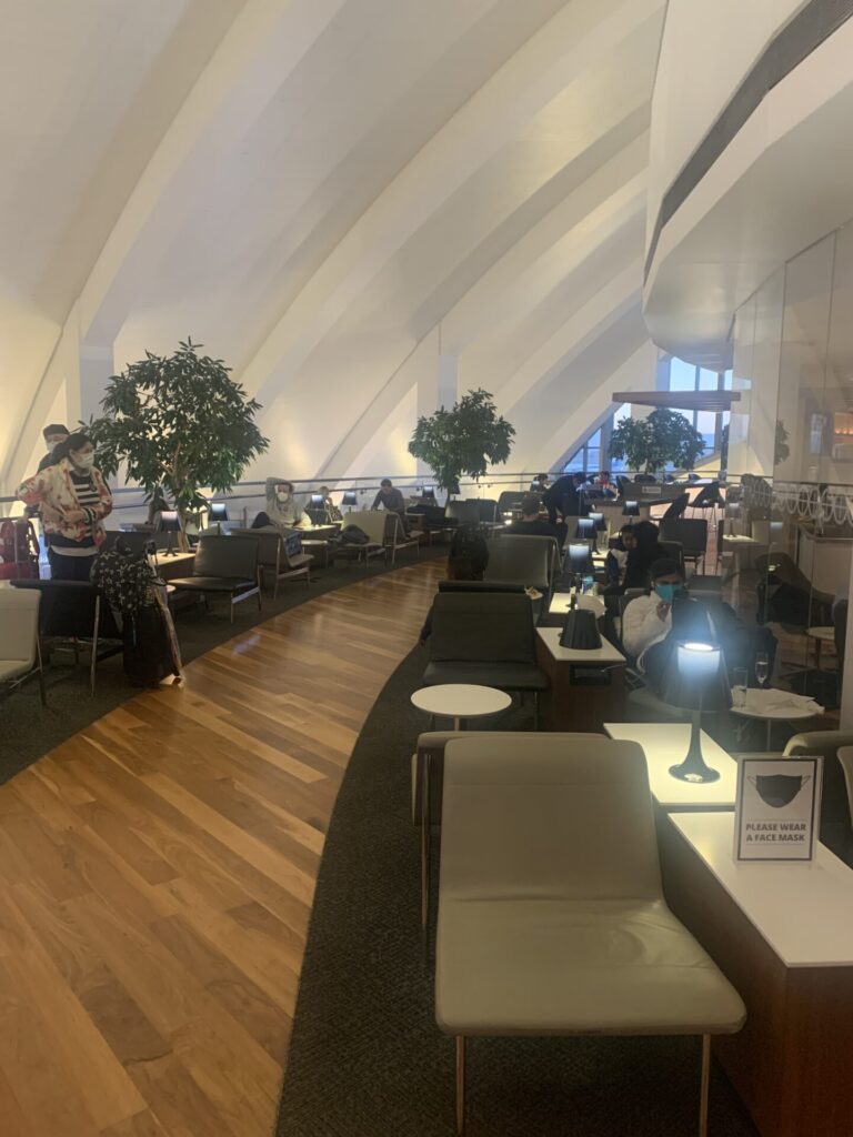 Flying Business reviews the Star Alliance Lounge at Terminal B (Tom Bradley), Los Angeles International Airport (LAX), for Star Alliance Members.