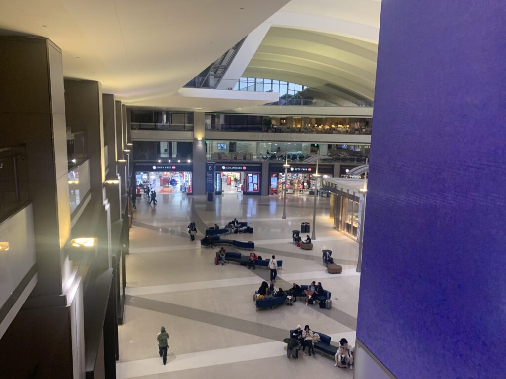 Flying Business reviews the Star Alliance Lounge at Terminal B (Tom Bradley), Los Angeles International Airport (LAX), for Star Alliance Members.