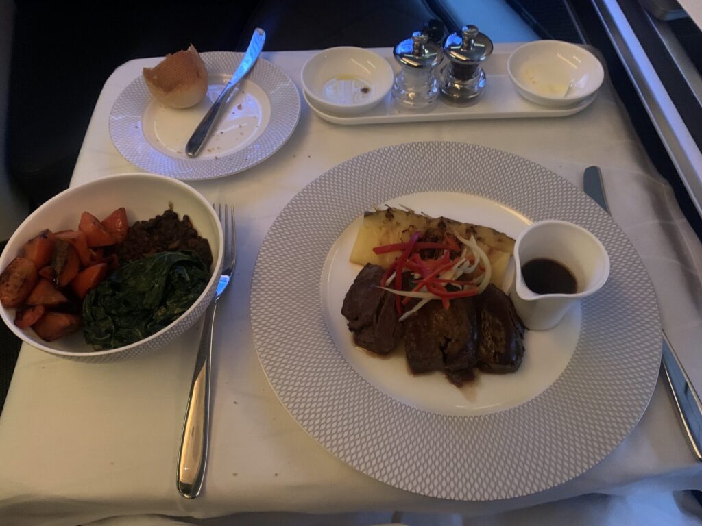 Neil Scrivener reviews British Airways First / First Class Cabin on their Boeing 777-300ER from LAX to LHR