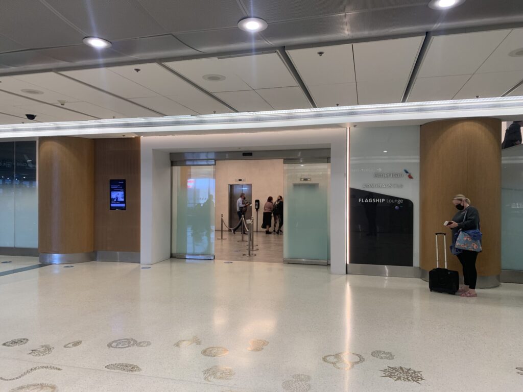 Flying Business reviews the Flagship Lounge at Miami International Terminal D, Gate D32 available to OneWorld members.