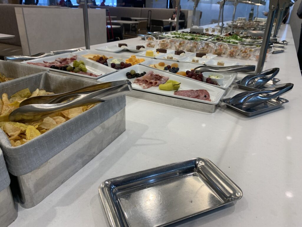 Flying Business reviews the Flagship Lounge at Miami International Terminal D, Gate D32 available to OneWorld members.