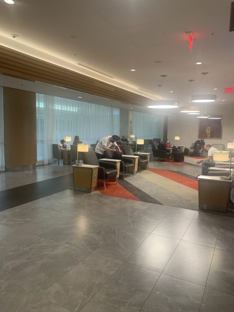 Flying Business reviews the Flagship Lounge at Miami International Terminal D, Gate D32 available to OneWorld members.