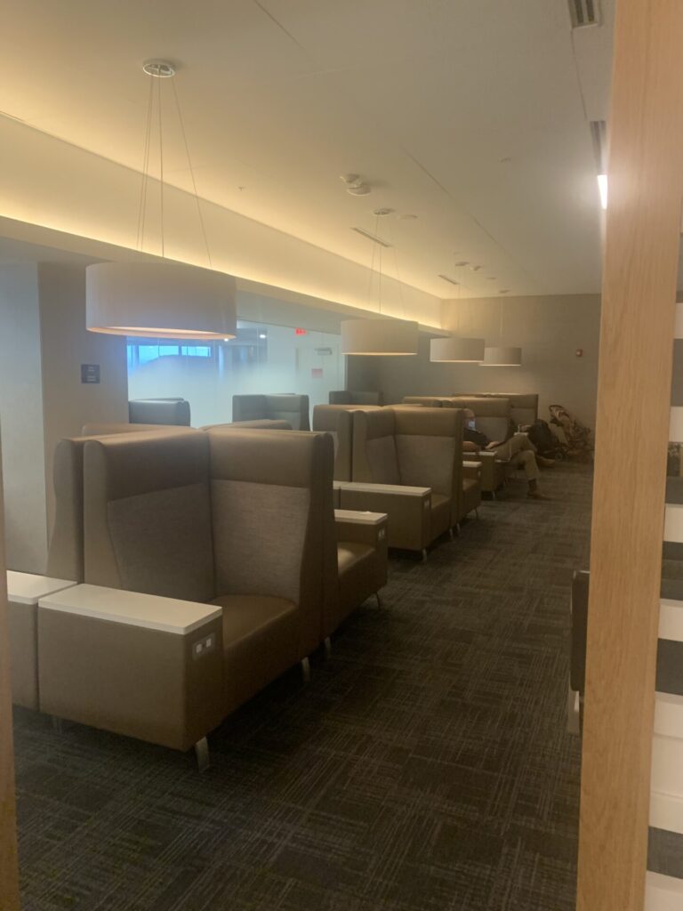 Flying Business reviews the Flagship Lounge at Miami International Terminal D, Gate D32 available to OneWorld members.