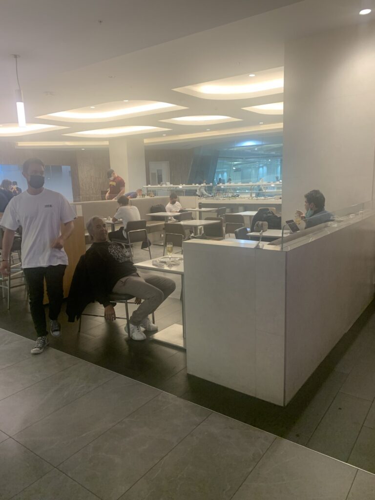 Flying Business reviews the Flagship Lounge at Miami International Terminal D, Gate D32 available to OneWorld members.