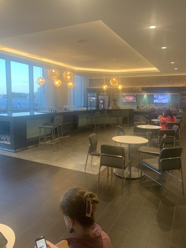 Flying Business reviews the Flagship Lounge at Miami International Terminal D, Gate D32 available to OneWorld members.