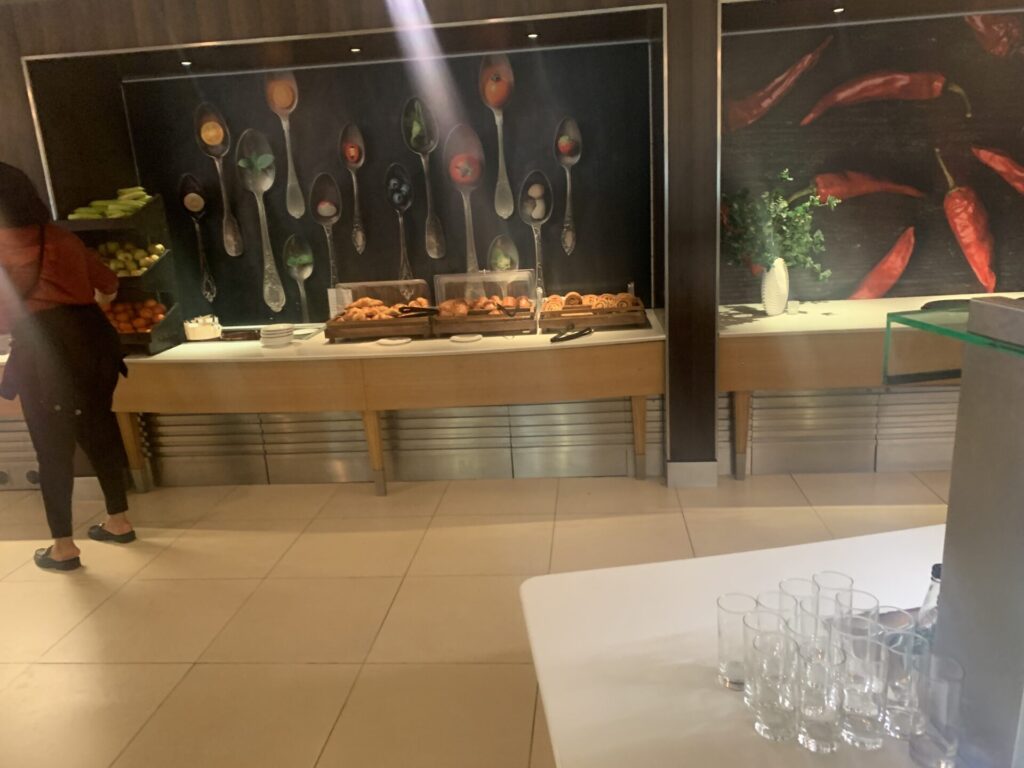 Neil Scrivener reviews the British Airways Galleries South Business Class Lounge at Heathrow's Terminal 5, available for OneWorld members. 