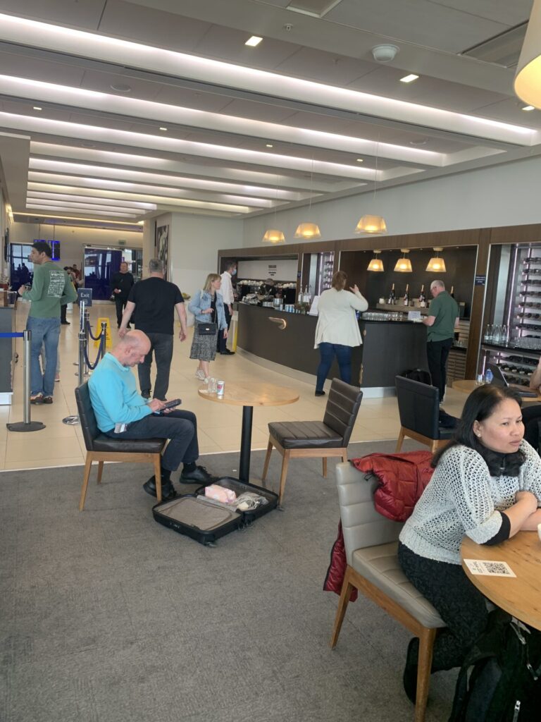 Flying Business reviews the British Airways Galleries North Lounge at Heathrow's Terminal 5, available to OneWorld members.