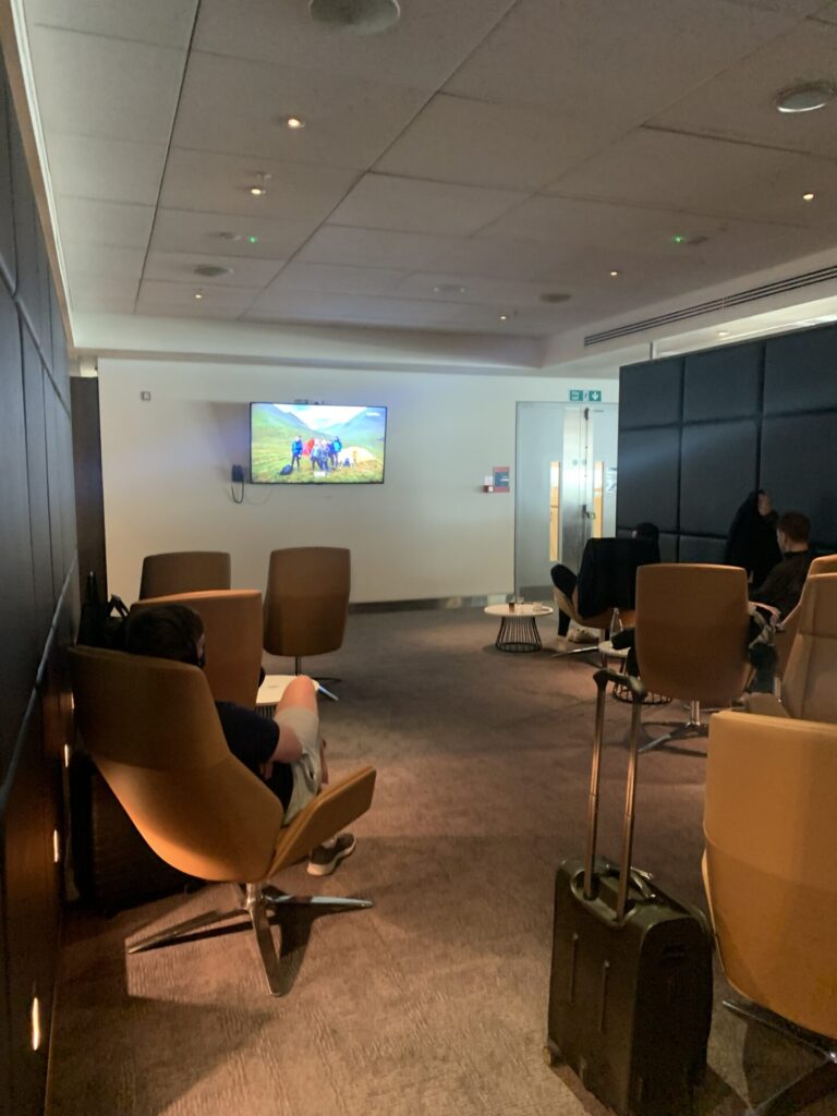 Neil Scrivener reviews the British Airways Galleries South Business Class Lounge at Heathrow's Terminal 5, available for OneWorld members. 