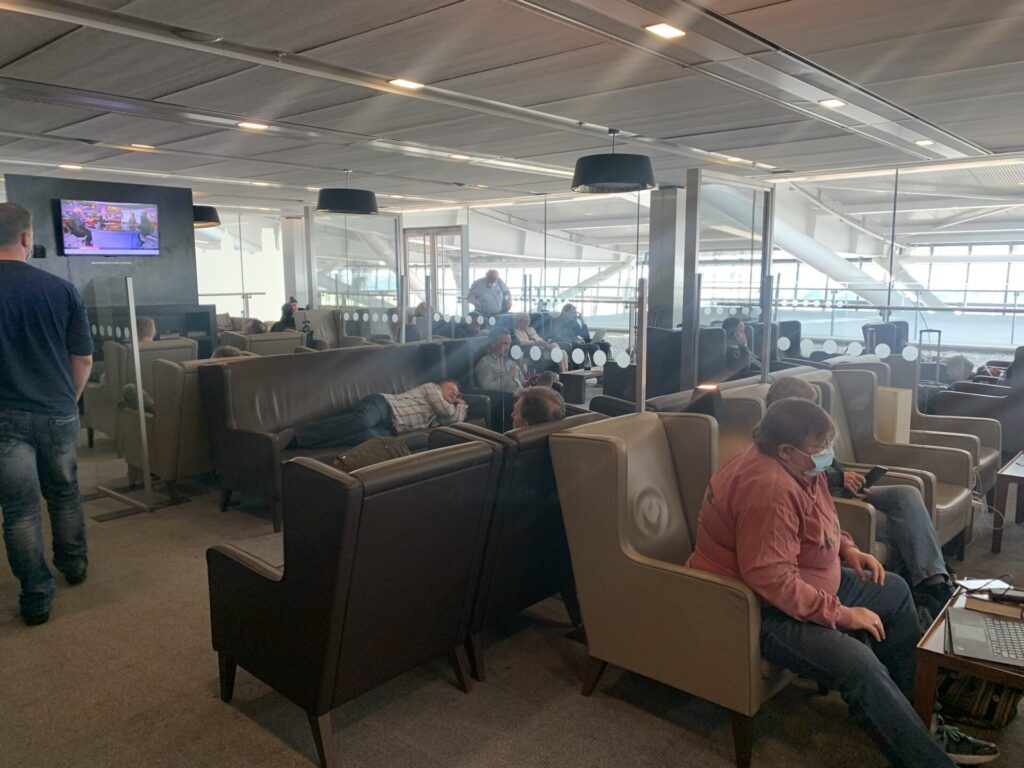 Neil Scrivener reviews the British Airways Galleries South Business Class Lounge at Heathrow's Terminal 5, available for OneWorld members. 