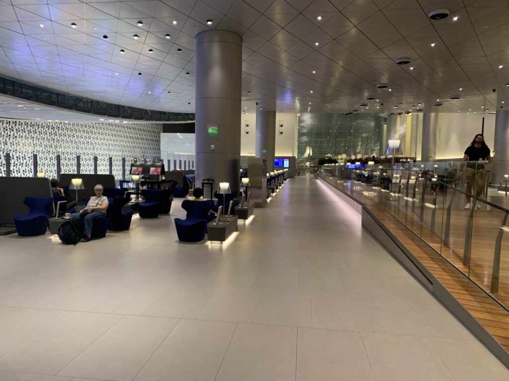 Flying Business reviews the Qatar Airways Al Mourjan Lounge in Hamad International Airport, Qatar, Doha. Access for those flying Business Class. 