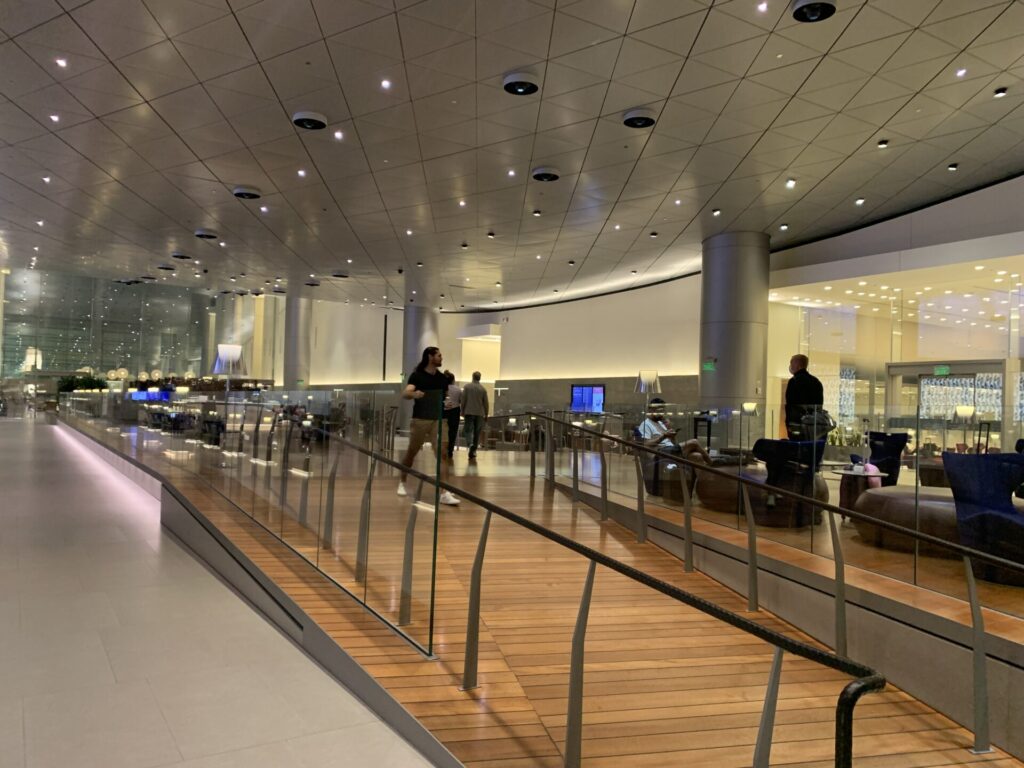 Flying Business reviews the Qatar Airways Al Mourjan Lounge in Hamad International Airport, Qatar, Doha. Access for those flying Business Class. 