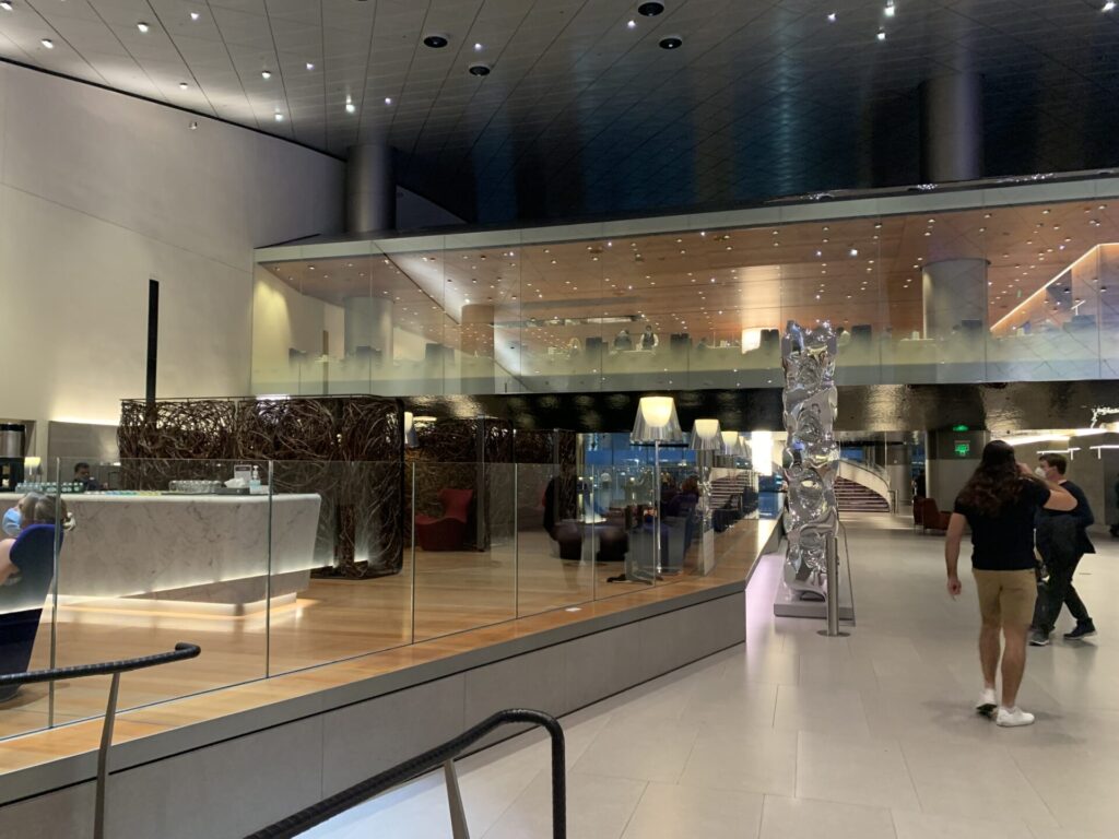 Flying Business reviews the Qatar Airways Al Mourjan Lounge in Hamad International Airport, Qatar, Doha. Access for those flying Business Class. 