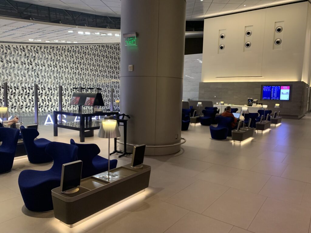 Flying Business reviews the Qatar Airways Al Mourjan Lounge in Hamad International Airport, Qatar, Doha. Access for those flying Business Class. 