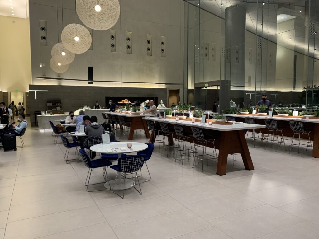 Flying Business reviews the Qatar Airways Al Mourjan Lounge in Hamad International Airport, Qatar, Doha. Access for those flying Business Class. 