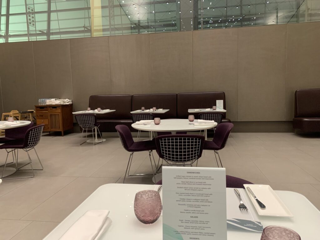 Flying Business reviews the Qatar Airways Al Mourjan Lounge in Hamad International Airport, Qatar, Doha. Access for those flying Business Class. 