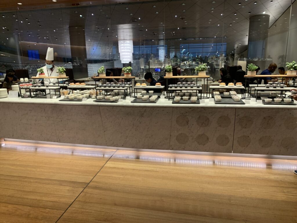 Flying Business reviews the Qatar Airways Al Mourjan Lounge in Hamad International Airport, Qatar, Doha. Access for those flying Business Class. 