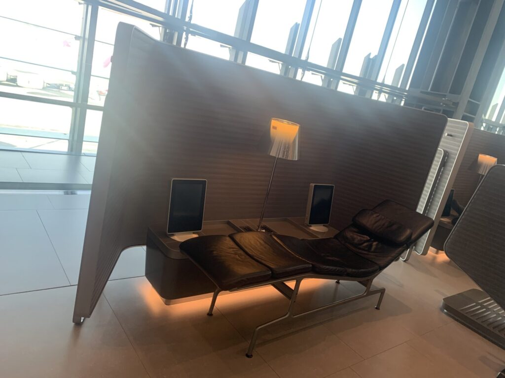 Flying Business reviews the Qatar Airways Al Mourjan Lounge in Hamad International Airport, Qatar, Doha. Access for those flying Business Class. 