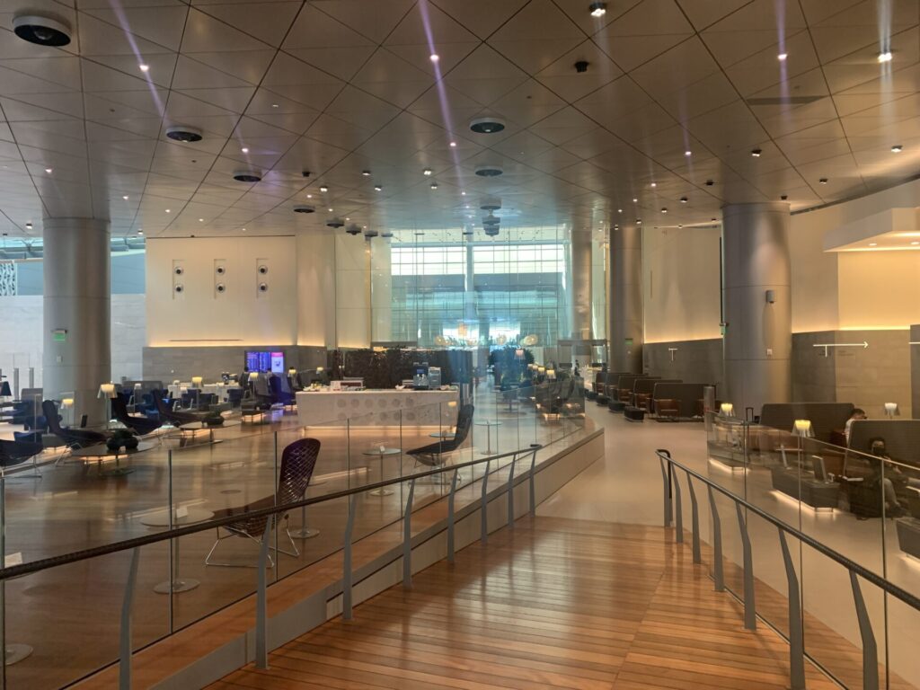 Flying Business reviews the Qatar Airways Al Mourjan Lounge in Hamad International Airport, Qatar, Doha. Access for those flying Business Class. 