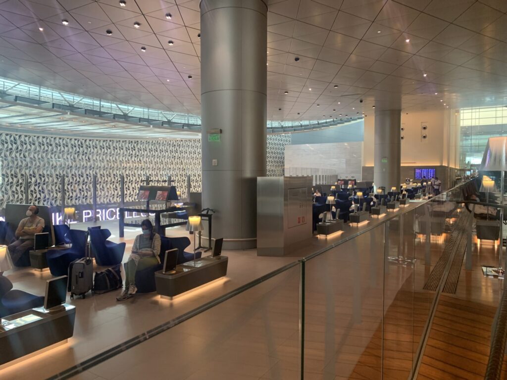 Flying Business reviews the Qatar Airways Al Mourjan Lounge in Hamad International Airport, Qatar, Doha. Access for those flying Business Class. 