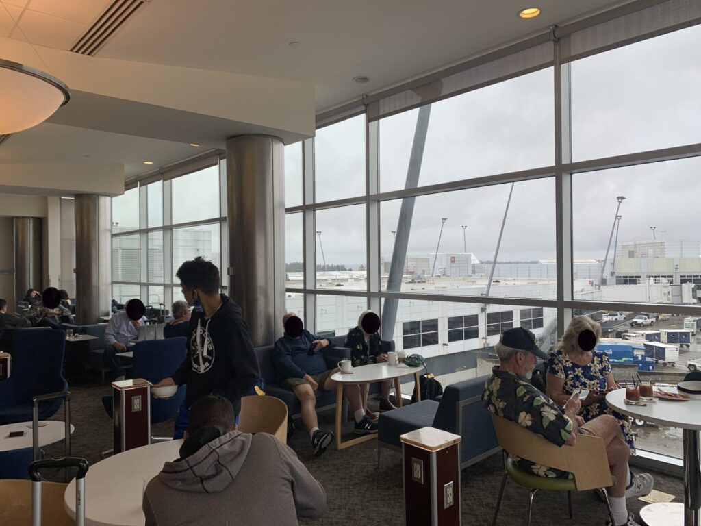 Flying Business reviews the Alaska Airlines lounge in Seattle's (SEA) Terminal 1 between C and D Gates. Alaska Airlines is the newest member if the OneWorld alliance. 