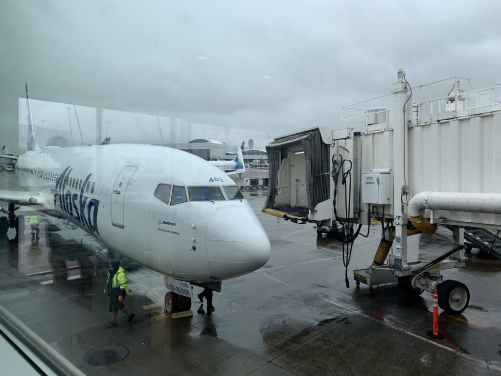 Flying Business reviews the Alaska Airlines lounge in Seattle's (SEA) Terminal 1 between C and D Gates. Alaska Airlines is the newest member if the OneWorld alliance. 