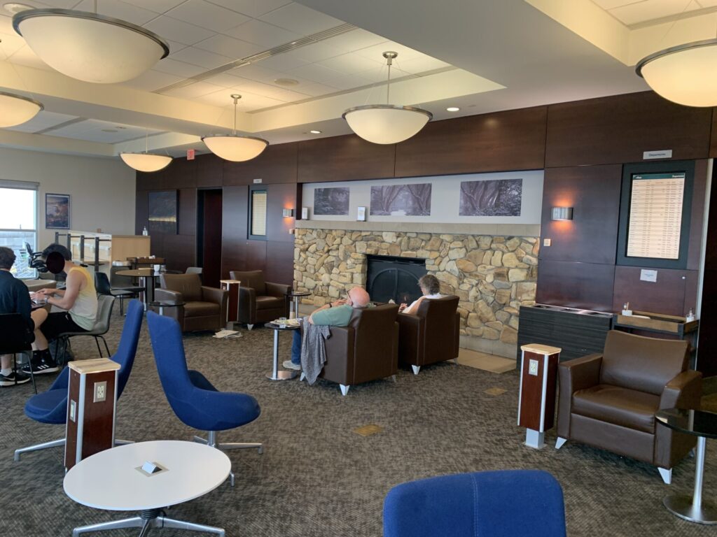 Flying Business reviews the Alaska Airlines lounge in Seattle's (SEA) Terminal 1 between C and D Gates. Alaska Airlines is the newest member if the OneWorld alliance. 