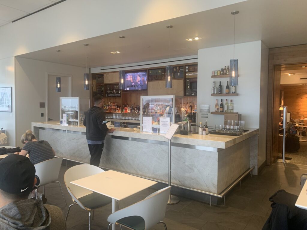 Flying Business reviews the American Express Centurion Lounge at B-Gates in Seattle-Tacoma Airport. Available to American Express Platinum Card holders. 