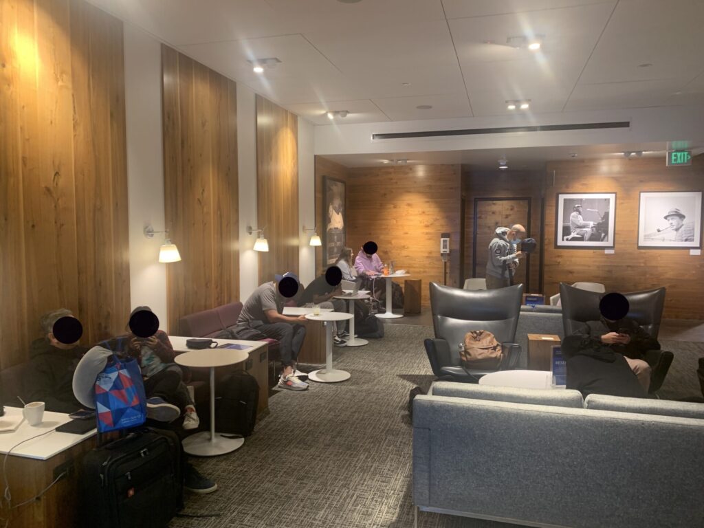 Flying Business reviews the American Express Centurion Lounge at B-Gates in Seattle-Tacoma Airport. Available to American Express Platinum Card holders. 