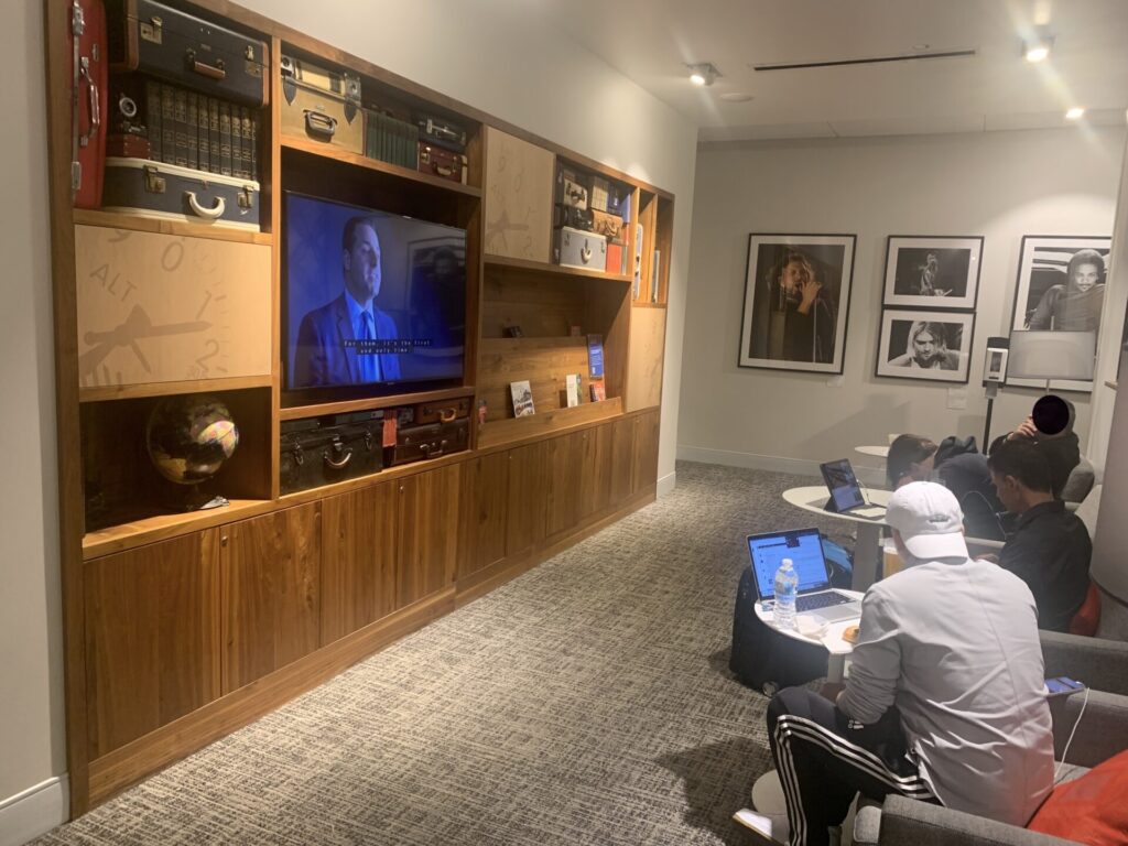 Flying Business reviews the American Express Centurion Lounge at B-Gates in Seattle-Tacoma Airport. Available to American Express Platinum Card holders. 