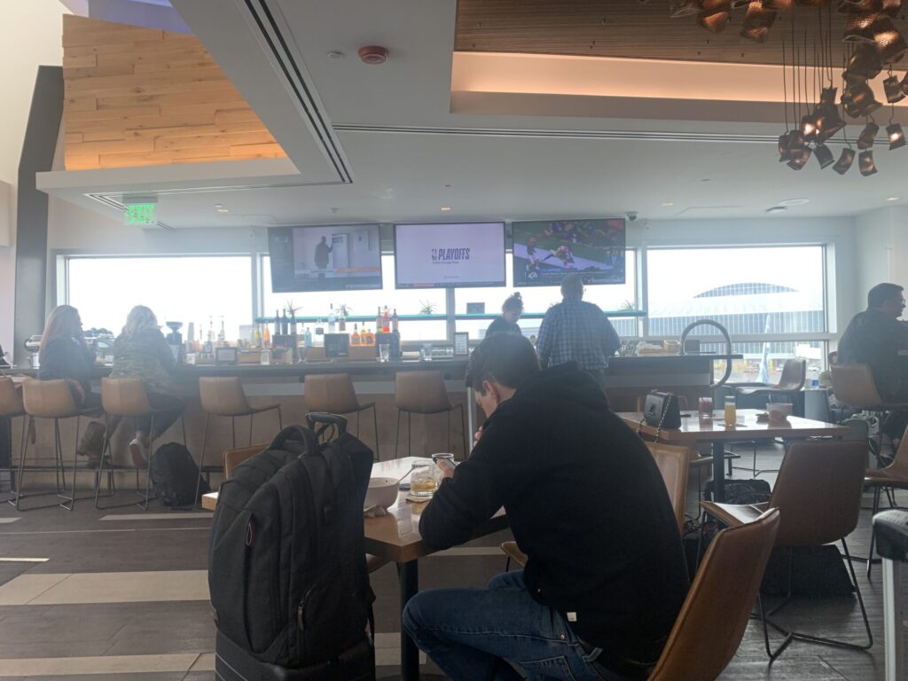 Flying Business reviews the Alaska Airlines C-Gates Lounge at Seattle-Tacoma Airport. Alaska are the newest addition to OneWorld.