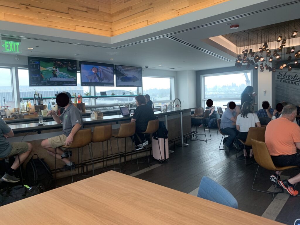 Flying Business reviews the Alaska Airlines C-Gates Lounge at Seattle-Tacoma Airport. Alaska are the newest addition to OneWorld.