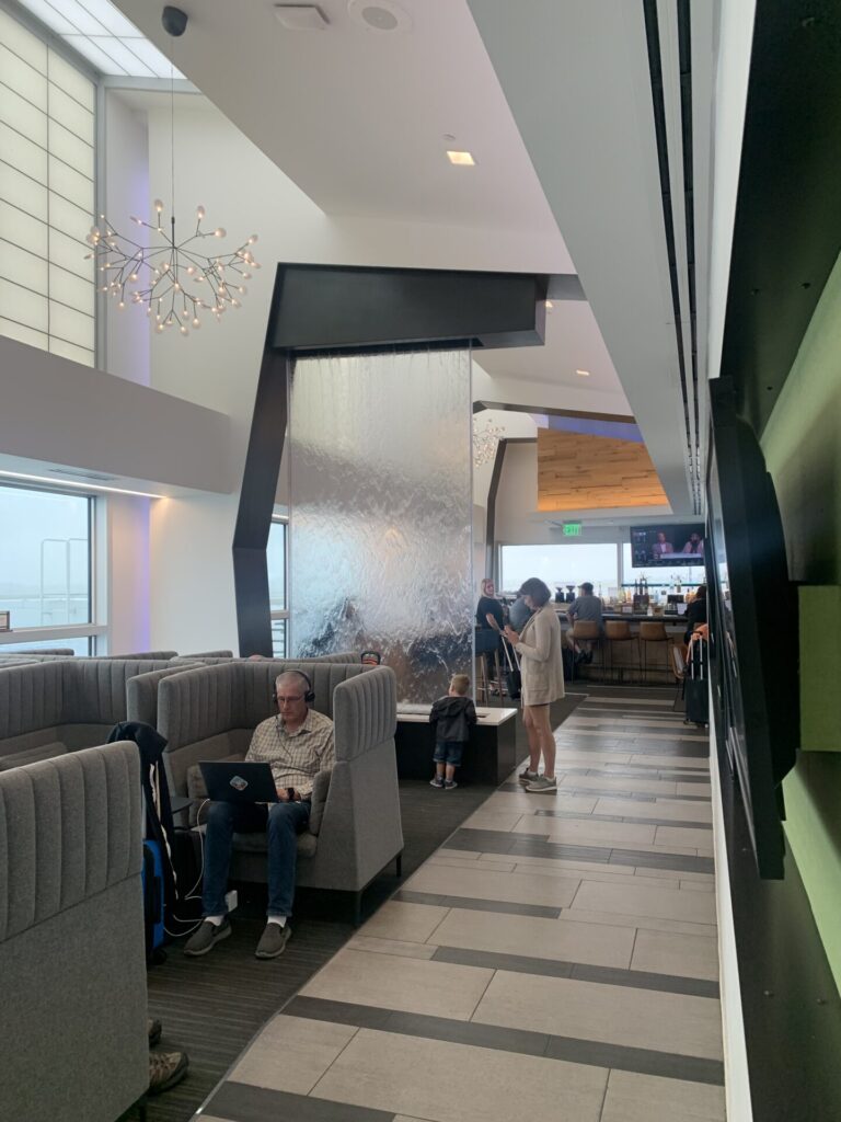 Flying Business reviews the Alaska Airlines C-Gates Lounge at Seattle-Tacoma Airport. Alaska are the newest addition to OneWorld.