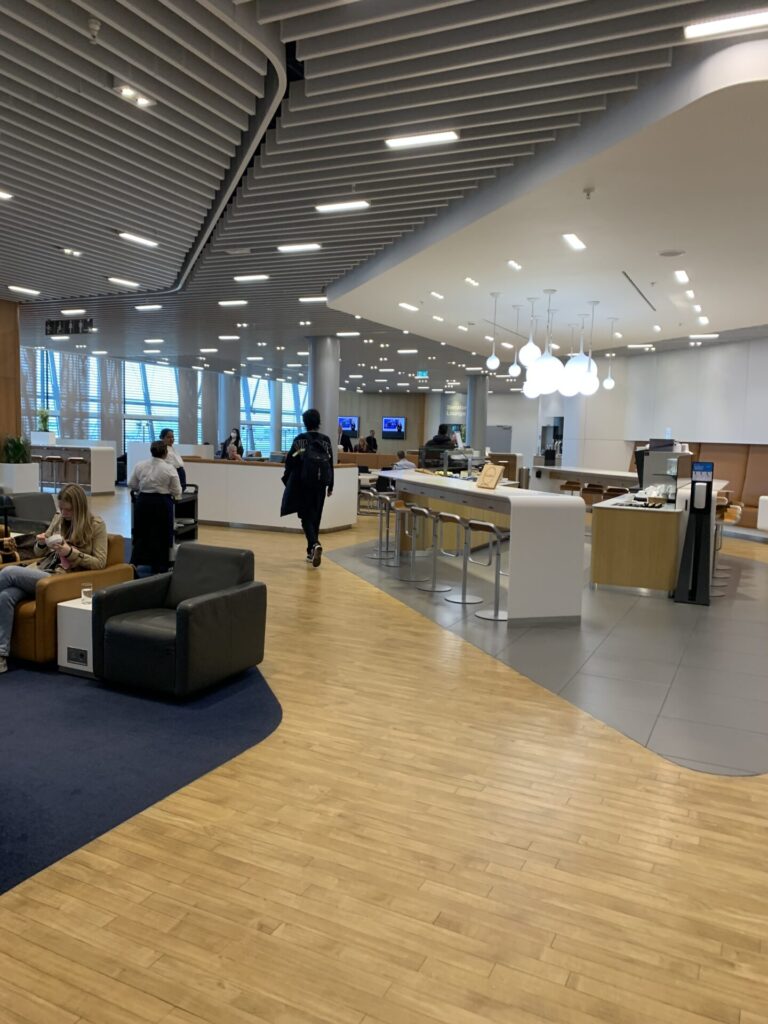 Flying Business reviews the Lufthansa / Star Alliance Gold Lounge for Business Class passengers a London Heathrow Terminal 2. LHR.