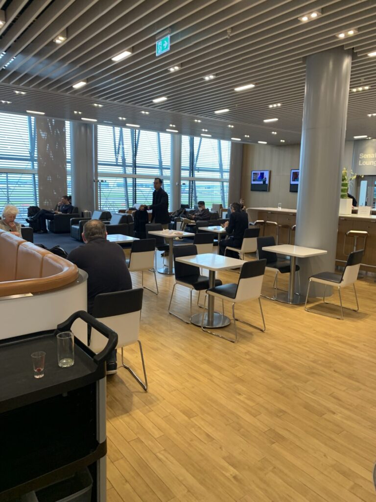 Flying Business reviews the Lufthansa / Star Alliance Gold Lounge for Business Class passengers a London Heathrow Terminal 2. LHR.