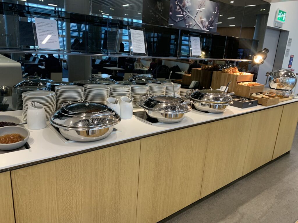 Flying Business reviews the Lufthansa / Star Alliance Gold Lounge for Business Class passengers a London Heathrow Terminal 2. LHR.