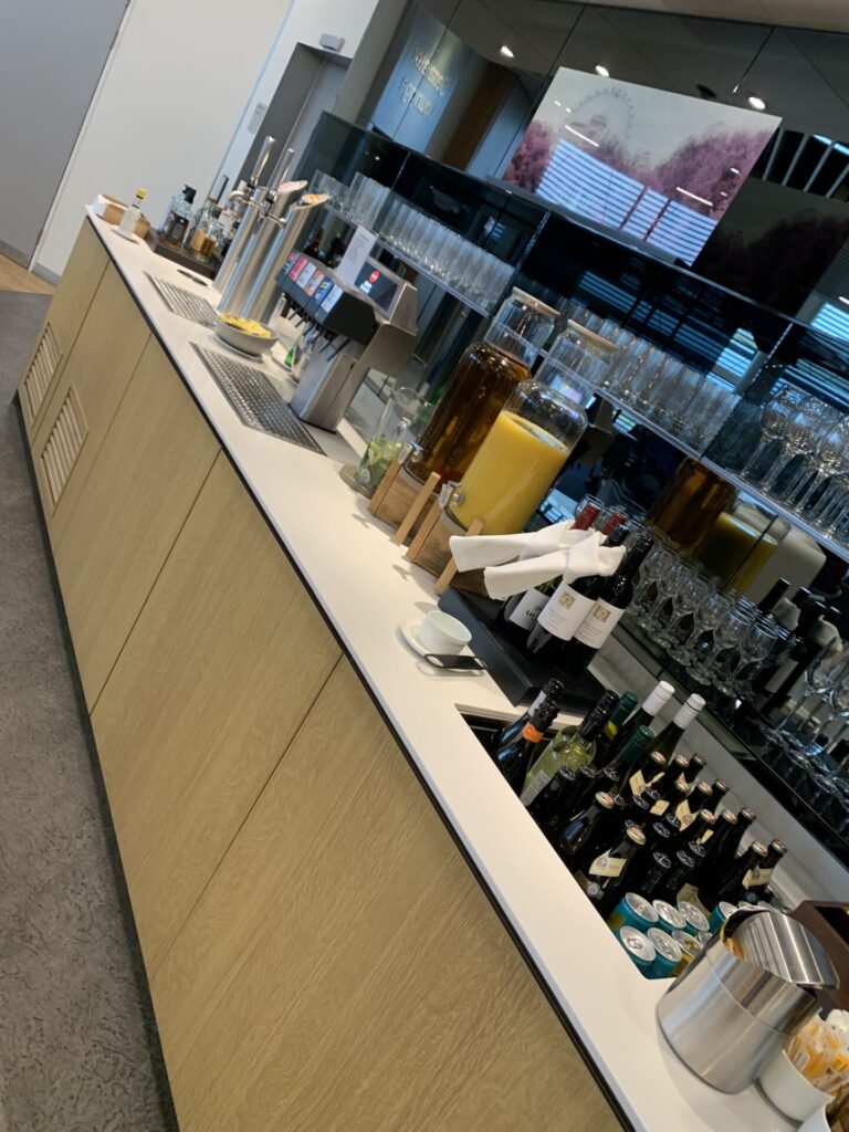 Flying Business reviews the Lufthansa / Star Alliance Gold Lounge for Business Class passengers a London Heathrow Terminal 2. LHR.