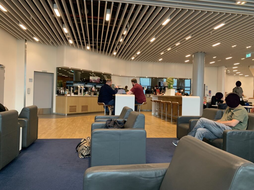 Flying Business reviews the Lufthansa / Star Alliance Gold Lounge for Business Class passengers a London Heathrow Terminal 2. LHR.