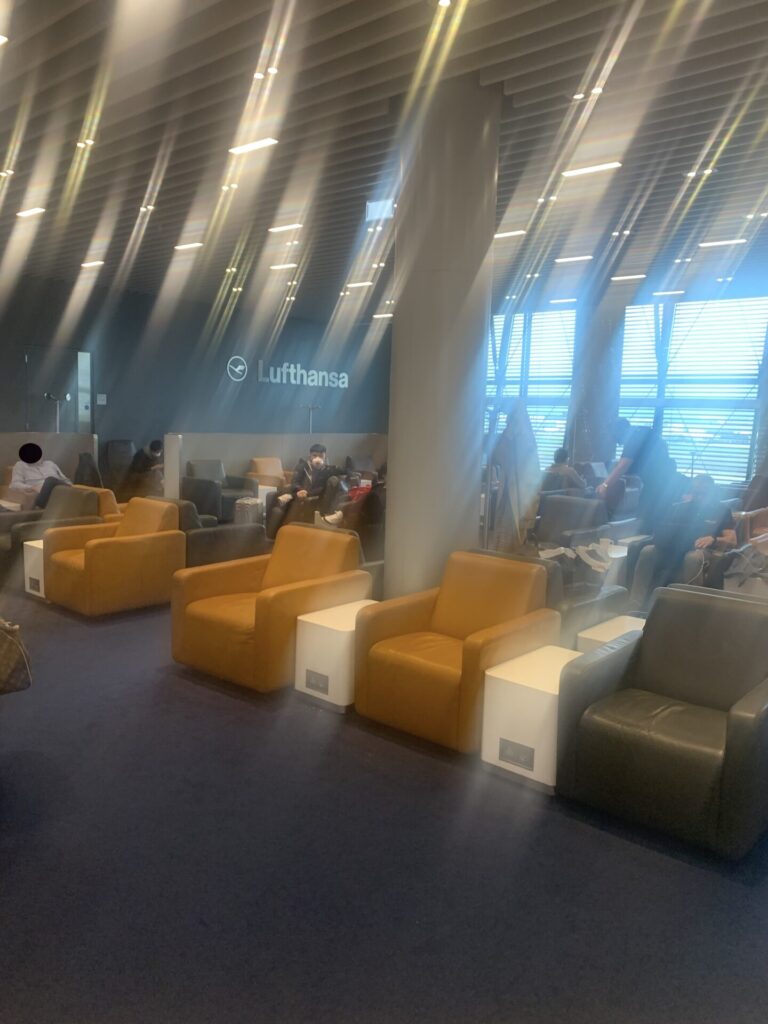 Flying Business reviews the Lufthansa / Star Alliance Gold Lounge for Business Class passengers a London Heathrow Terminal 2. LHR.